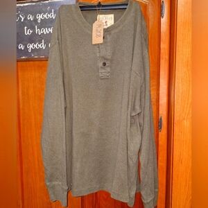 RedHead Men's Olive Green Henley Shirt In A Size XL. Pre-loved In Great Shape